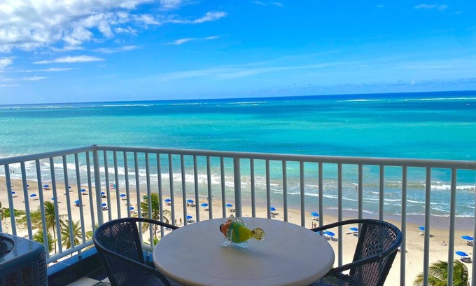 Isla Verde Condo | Beachfront King Bed Walk 2 Eat Amazing View