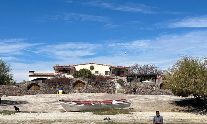 Mulege House | Beachfront -Laidback Luxury (5BR/5Bath) w/staff, Beachfront 5 bedroom Awesome!
