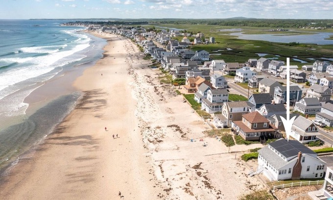 Wells Beach House | Beachfront, LOTS of Parking, 4 Bedroom /2 Bathrooms /Sleeps 8+