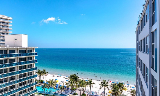 Galt Mile Apartment | BEACHFRONT: Luxe 3-Bedroom Condo with POOL!