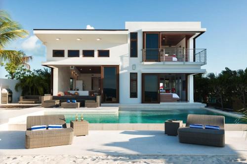 Providenciales Villa | Beachfront luxury 2 bedroom villa on Grace Bay