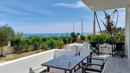 Skala House | Beachfront Oleanders House in Skala