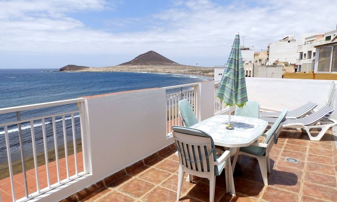 El Medano Apartment | Beachfront Penthouse with terrace in El Medano (wifi + sat tv)