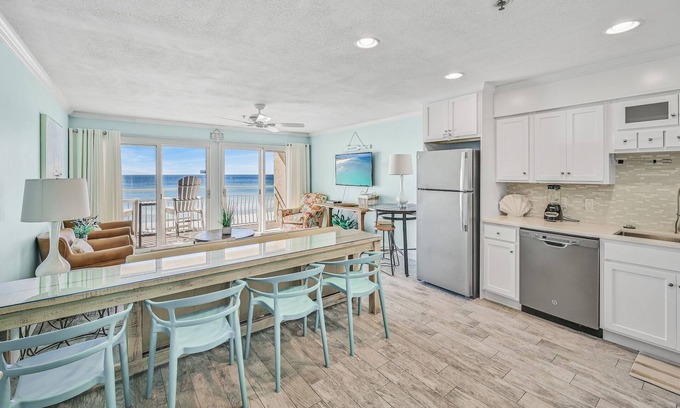 Crystal Beach Condo | BeachFront! pool, grills, wifi, Bch Svc, Kitchen