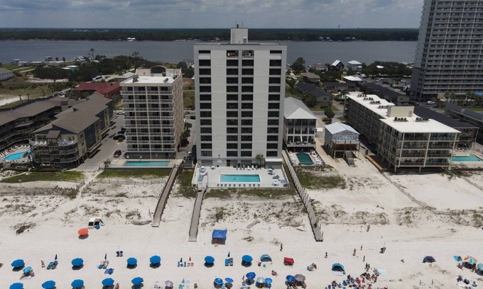 Gulf Shores Condo | Beachfront, Pool & Sunroom