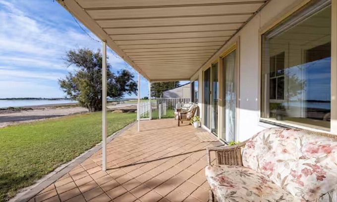 Port Broughton House | Beachfront shack. Great position. Family Friendly. Pet Friendly.