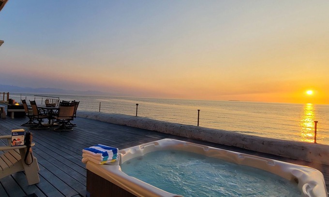 Oak Harbor House | Beachfront! Steps from the beach, hot tub, whales & ships, Canada!