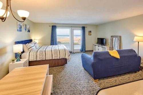 Lincoln City House | Beachfront Studio - No Stairs - Patio - Full Kitchen