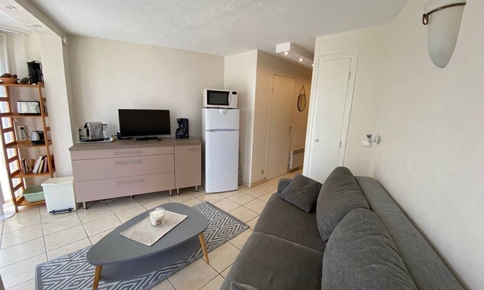 Le Barcares Apartment | Beachfront Studio with Terrace, Sleeps 4 - Direct Access to Sand & Near Aqualand