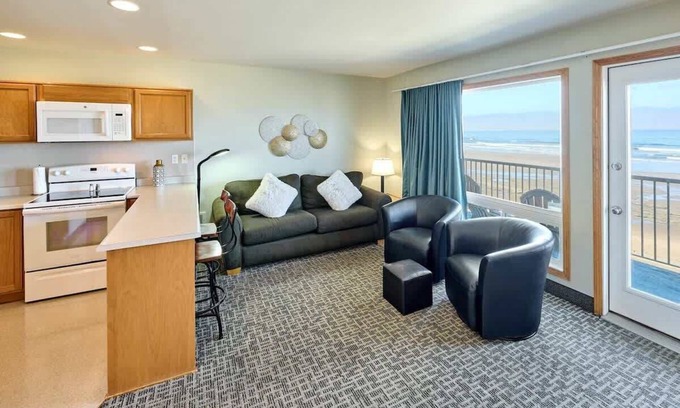Lincoln City Condo | Beachfront Suite - Ocean Views - Heated Pool & Hot Tub!