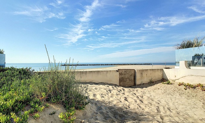 Carnon-Plage Apartment | Beachfront T4 Apartment with Terrace and Parking in Carnon