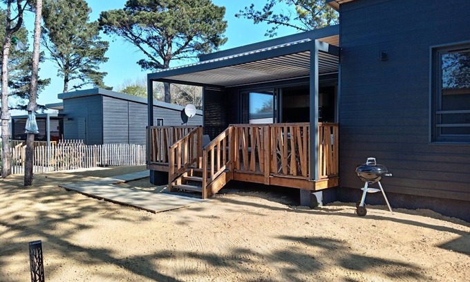 Jullouville-les-Pins Ski Chalet | Beachfront Terrace Retreat - 4 Guests, Heated Pool