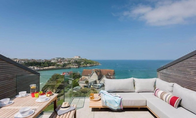 Newquay City Centre House | Beachfront Townhouse w/Lovely Sea Views, Newquay