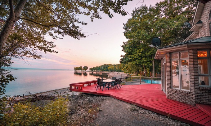 Ontario House | Beachfront Villa/Cottage for Ren –Sleeps 15,Private Beach,close to Niagara Falls