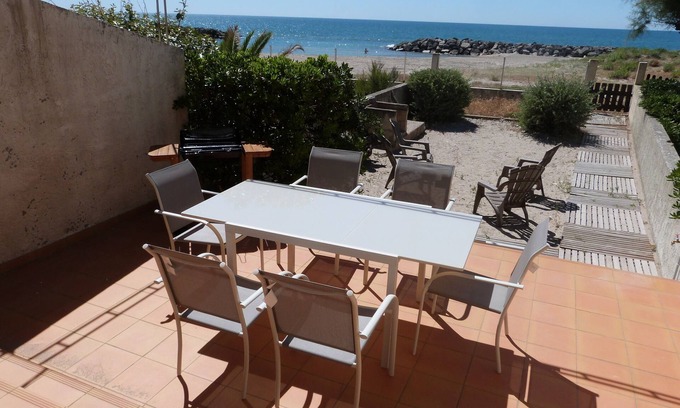 Frontignan Villa | Beachfront villa directly on the beach