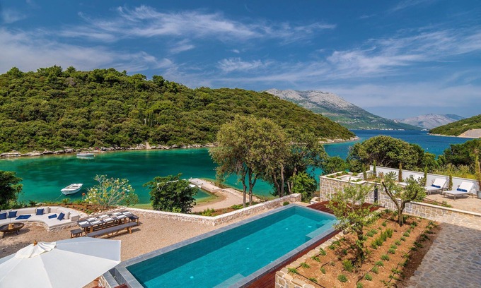 Cove Tri Zala (Zrnovo) Villa | Beachfront Villa Feodora Grande with Pool