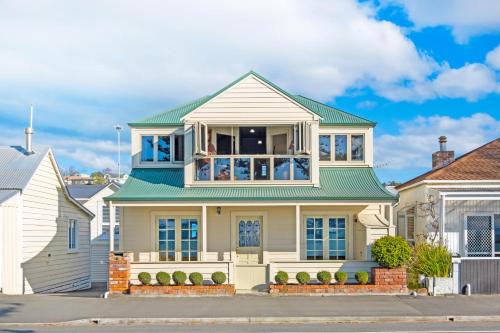 Ahuriri Villa | Beachfront Villa