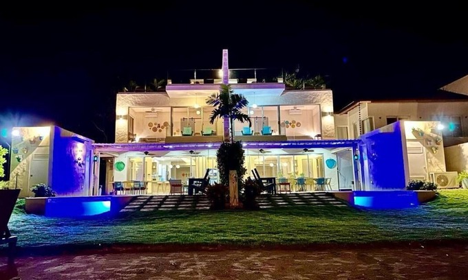 El Limon House | Beachfront Villa perfect for a family getaway! Pet-friendly + services.