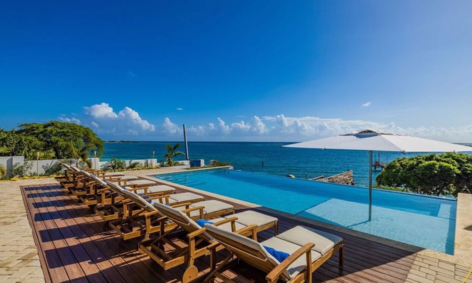 Sero Colorado Villa | BeachFront Villa w/Pool, Sleeps 16, Dining, & Tub