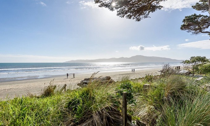 Paraparaumu House | Beachfront with breath-taking views.