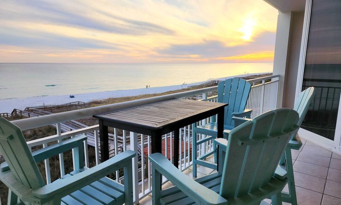 Navarre Beach Condo | Beachfront with Beach Setup Included!