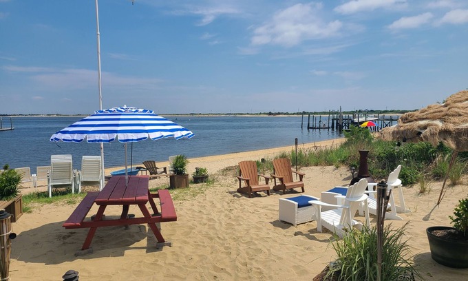 Highlands Apartment | BEACHHOUSE SUITE BEACH AND KAYAKS IN BACKYARD