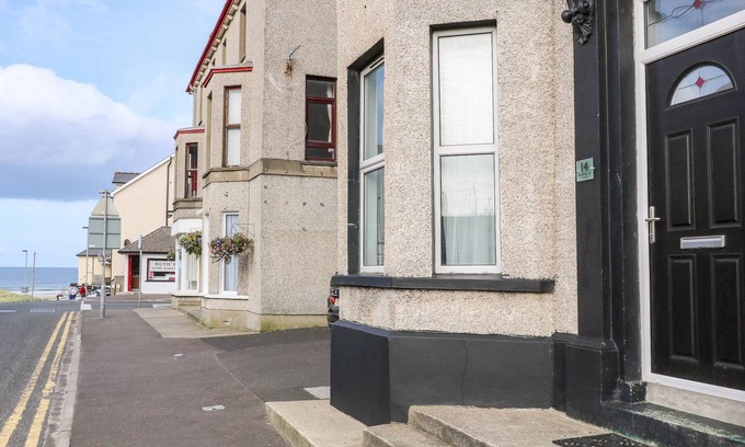 Castlerock Cottage | BEACHSIDE AND GOLF APARTMENT, pet friendly in Castlerock