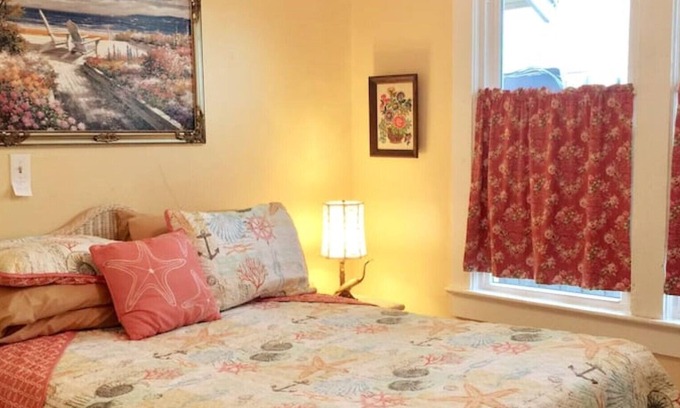 Surfside Historic District House | Beachside Bungalow *NASCAR*Walk to Main St/ Ocean