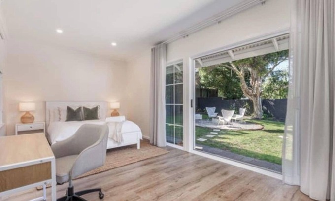 Brighton Apartment | Beachside Charm with Garden - Walk to Train