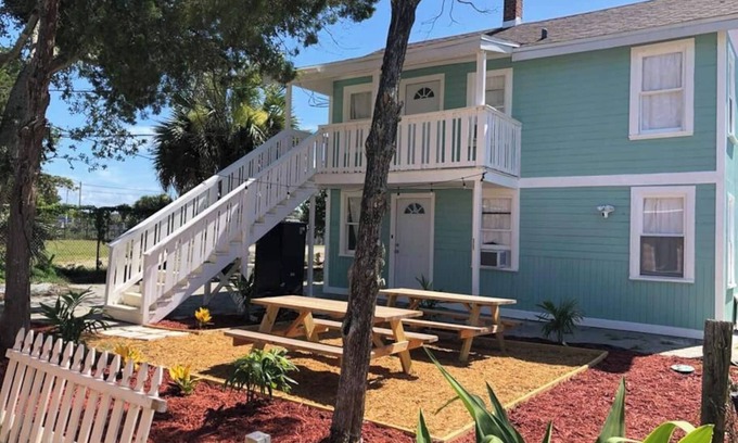 Smith's Memento Apartment | Beachside Cottage Walk 2Beach/Ocean Center PETS OK