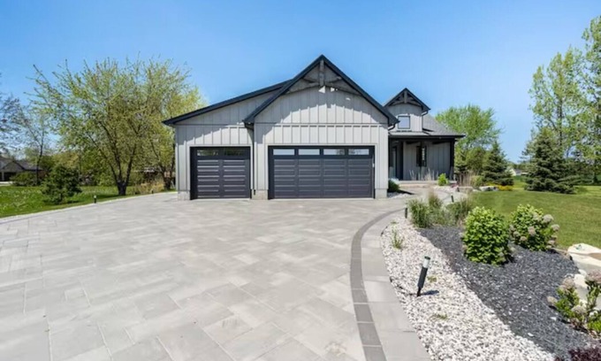 Zurich Cottage | Beachside Escape | Hot Tub & Unwind by the Beach | Enjoy Grand Bend & Bayfield