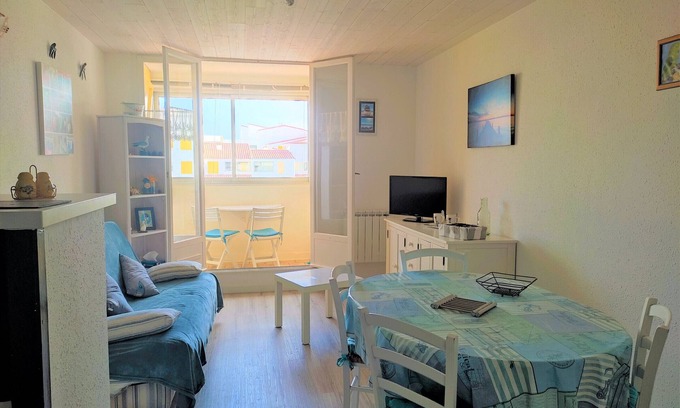 Saint-Hilaire-de-Riez Apartment | Beachside Apartment with Balcony and Parking