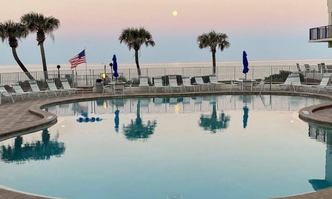 Ormond Beach Condo | Beachside - No streets to cross! 1BR Sleeps 4 - Ormond Beach