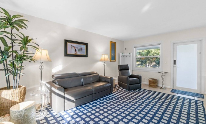 Delray Beach Apartment | Beachside Paradise 2 blocks to BEACH-1 block 2 AVE