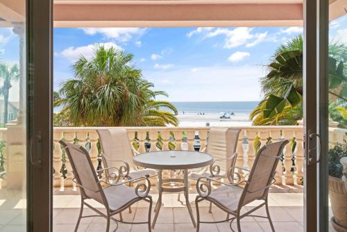 Saint Simons Island House | Beachside Retreat - 907 Beachview Drive