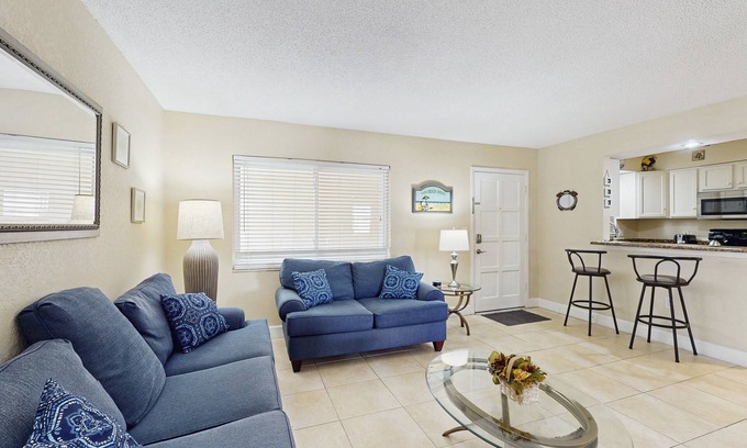 St. Pete Beach Condo | Beachside St. Pete Condo w/Heated Pool – Near Landmark Restaurants