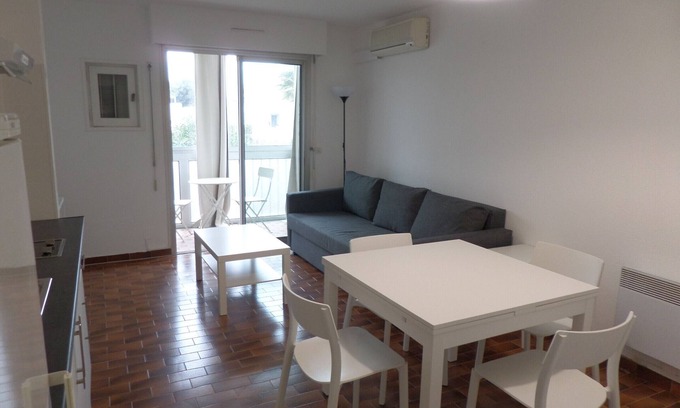Carnon-Plage Apartment | Beachside Studio Cabin with AC, Parking, and Pet-Friendly
