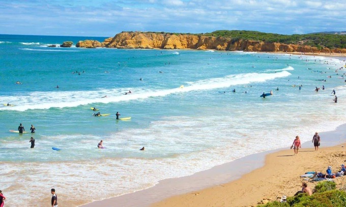 Torquay House | Beachside Torquay Unit: Walk to Surf, Food and Fun