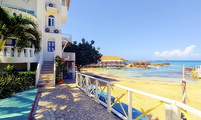Runaway Bay Apartment | Beachside Townhouse Condo