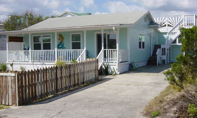 Butler Beach House | BeachsideCottge,easywalk2BestBeach,3bdrm2bth,UpperDeck,FreeWiFi,PetsWlcmFncdYrd