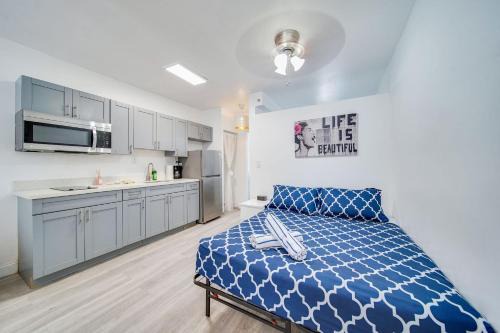 South Beach Apartment | Beachy 1 b/r, w/2 Queen Beds, On Ocean Drive Beach