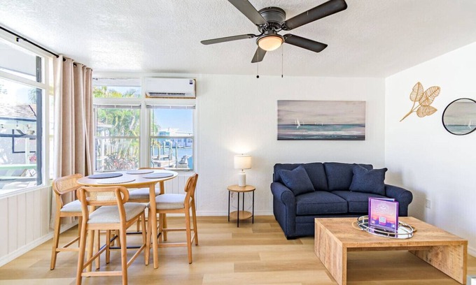 Bay Esplanade Apartment | Beachy Bayfront Condo Walk to Beach