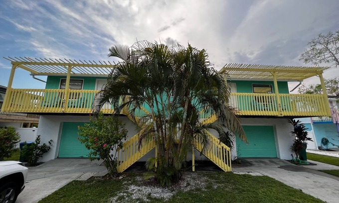 Holmes Beach Apartment | Beachy Coastal Anna Maria Island Rental