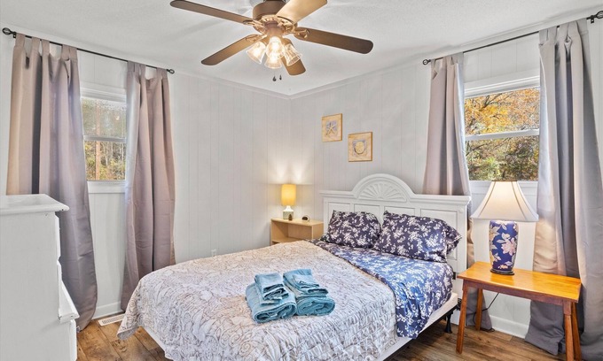 Wake County House | "Beachy" Getaway - Cozy and Secluded Lodge Home