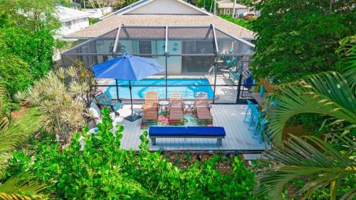 Naples Park House | Beachy Haven 3 bed 2Bath Heated Pool Tiki Bar Sleep 6