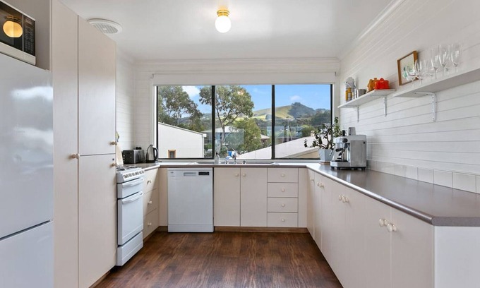 Apollo Bay House | BEACHY KEEN - Walk to the beach