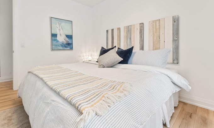Hamilton Apartment | Beachy Paradise -Spacious 2bdrm apt - Unit 2
