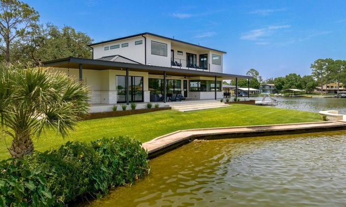 Granite Shoals House | Beachy Vibes & 5-Star Comfort - Spacious Living, Gym, Pool & Pickleball Court