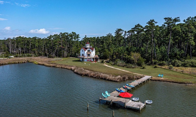 Windmill Point House | Beacon Bay Getaway: Private pier/large yard/King/Kayaks/SUP
