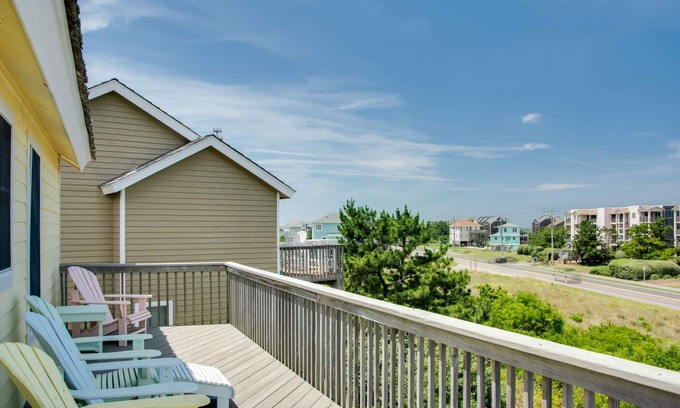 Nags Head House | Beagle By The Sea: Oceanside, Shared Pool, Hot Tub